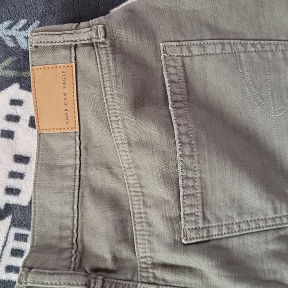 NWT American Eagle Shorts (Size 6) - Picture 3 of 5